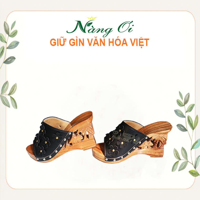Guốc được chạm khắc làng quê với hình ảnh ngôi nhà và cây dừa đầy hoài niệm